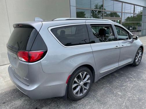 Billet Silver Metallic Clearcoat 2018 Chrysler Pacifica Limited