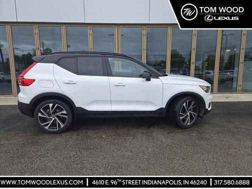 Crystal White Metallic 2022 Volvo XC40 T5 R-Design
