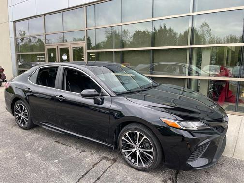 Midnight Black Metallic 2018 Toyota Camry SE