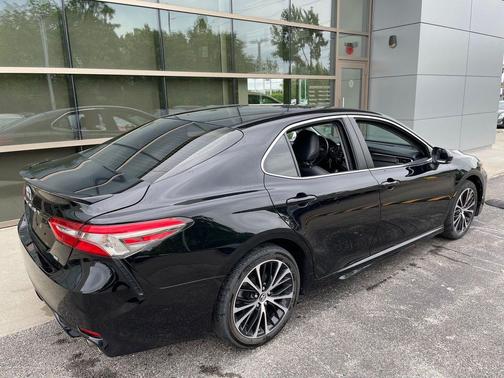 Midnight Black Metallic 2018 Toyota Camry SE