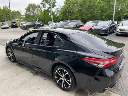 Midnight Black Metallic 2018 Toyota Camry SE