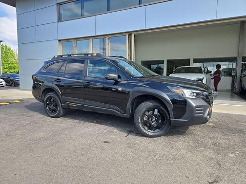 Crystal Black Silica 2022 Subaru Outback Wilderness