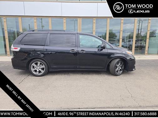 Midnight Black Metallic 2017 Toyota Sienna SE