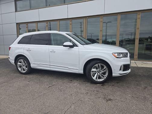 Glacier White Metallic 2021 Audi Q7 55 Premium