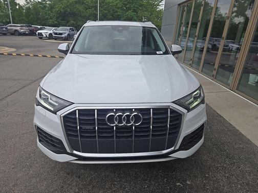 Glacier White Metallic 2021 Audi Q7 55 Premium