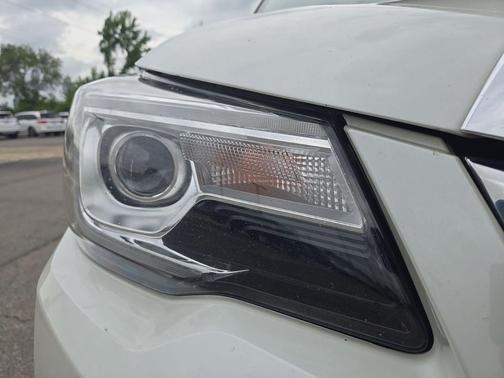 Crystal White Pearl 2018 Subaru Forester 2.5i Touring