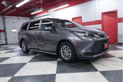 2023 Toyota Sienna LE