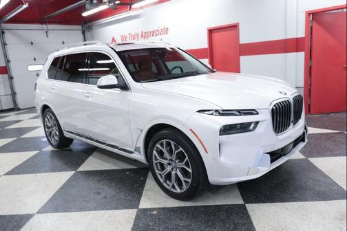 Mineral White Metallic 2024 BMW X7 xDrive40i