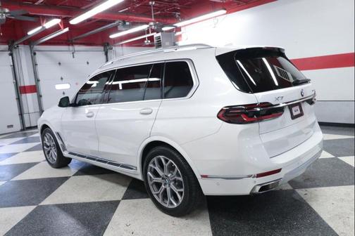 Mineral White Metallic 2024 BMW X7 xDrive40i