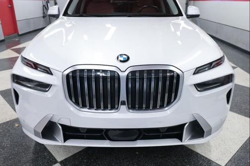 Mineral White Metallic 2024 BMW X7 xDrive40i