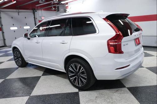 2022 Volvo XC90 T6 Momentum