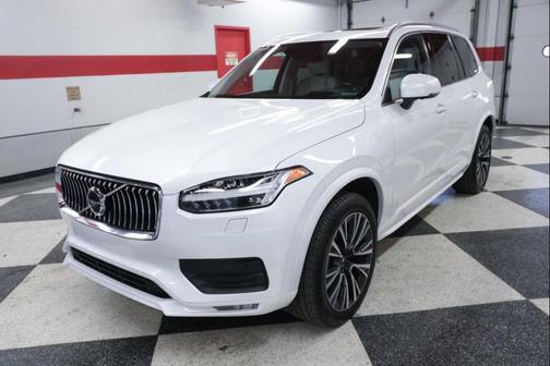 2022 Volvo XC90 T6 Momentum