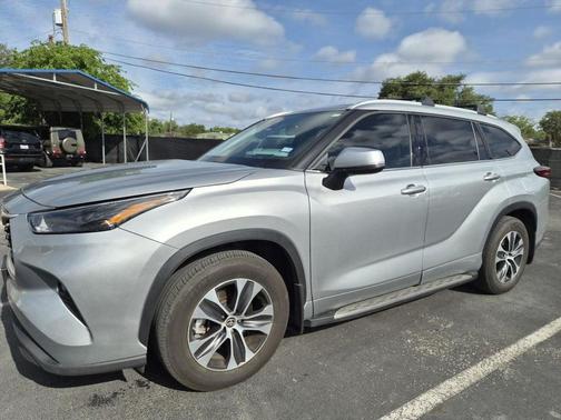Celestial Silver Metallic 2022 Toyota Highlander XLE
