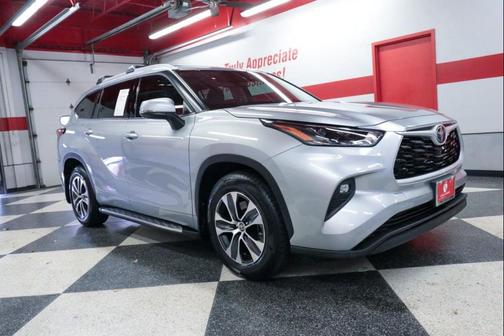 Celestial Silver Metallic 2022 Toyota Highlander XLE