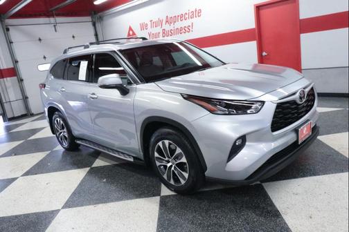 Celestial Silver Metallic 2022 Toyota Highlander XLE