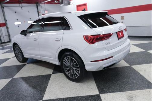 Glacier White Metallic 2022 Audi Q3 40 Premium