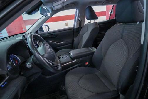 Midnight Black Metallic 2022 Toyota Highlander LE
