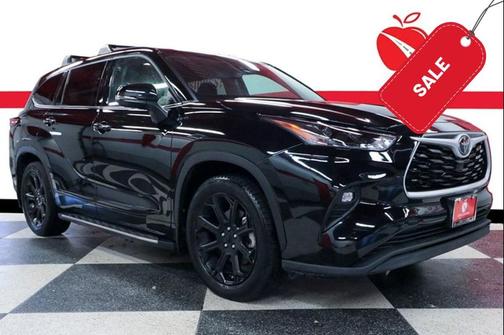 Midnight Black Metallic 2022 Toyota Highlander LE