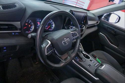 Midnight Black Metallic 2022 Toyota Highlander LE