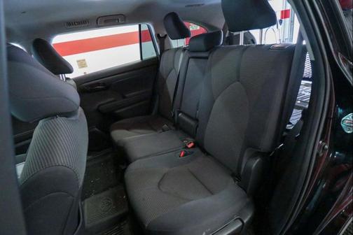 Midnight Black Metallic 2022 Toyota Highlander LE
