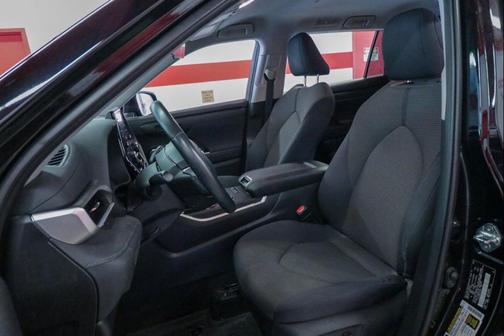 Midnight Black Metallic 2022 Toyota Highlander LE