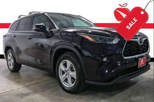 Midnight Black Metallic 2022 Toyota Highlander LE