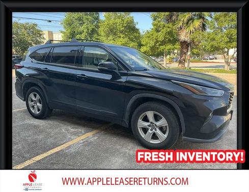 Midnight Black Metallic 2022 Toyota Highlander LE