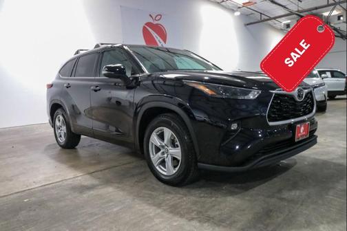 Midnight Black Metallic 2022 Toyota Highlander LE