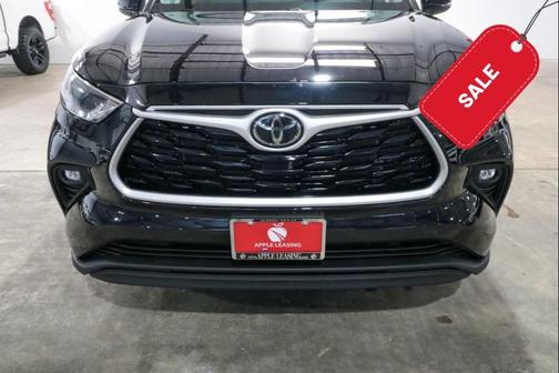 Midnight Black Metallic 2022 Toyota Highlander LE