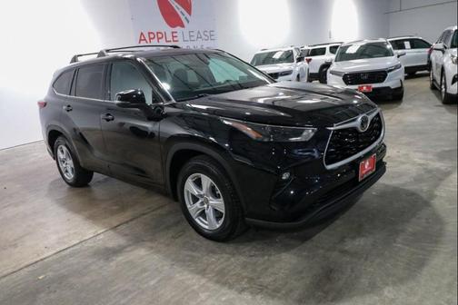 Midnight Black Metallic 2022 Toyota Highlander LE