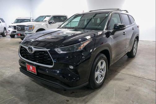 Midnight Black Metallic 2022 Toyota Highlander LE