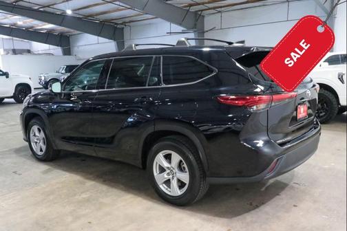 Midnight Black Metallic 2022 Toyota Highlander LE