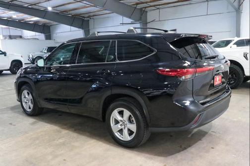 Midnight Black Metallic 2022 Toyota Highlander LE