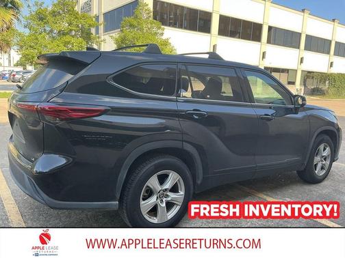 Midnight Black Metallic 2022 Toyota Highlander LE