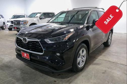Midnight Black Metallic 2022 Toyota Highlander LE