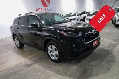 Midnight Black Metallic 2022 Toyota Highlander LE
