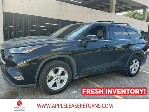 Midnight Black Metallic 2022 Toyota Highlander LE