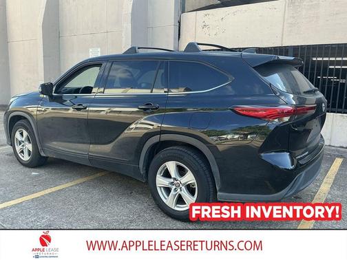 Midnight Black Metallic 2022 Toyota Highlander LE