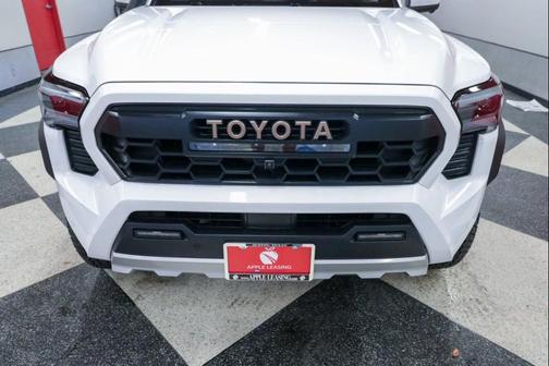 Ice Cap 2025 Toyota Tacoma Hybrid Trailhunter