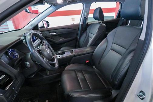 Pearl White Tricoat 2023 Nissan Rogue SL