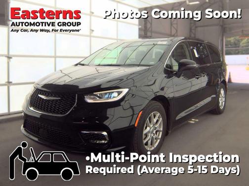 Brilliant Black Crystal Pearlcoat 2023 Chrysler Pacifica Touring L
