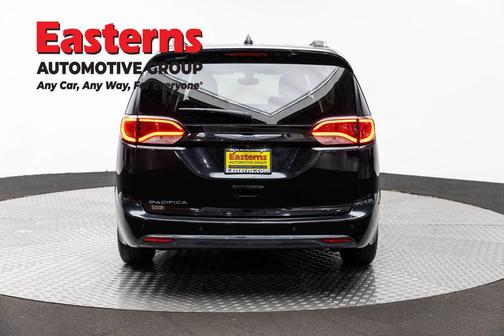 Brilliant Black Crystal Pearlcoat 2019 Chrysler Pacifica Touring L