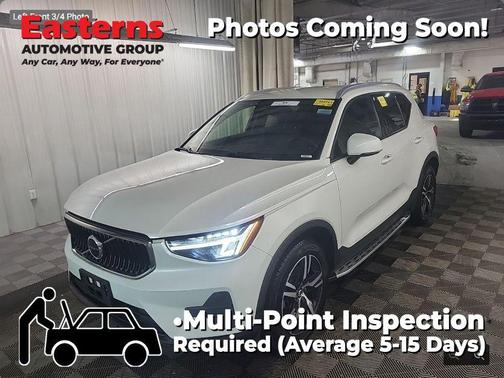 Crystal White Metallic 2023 Volvo XC40 B5 Core