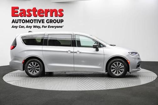 2024 Chrysler Pacifica Hybrid Select