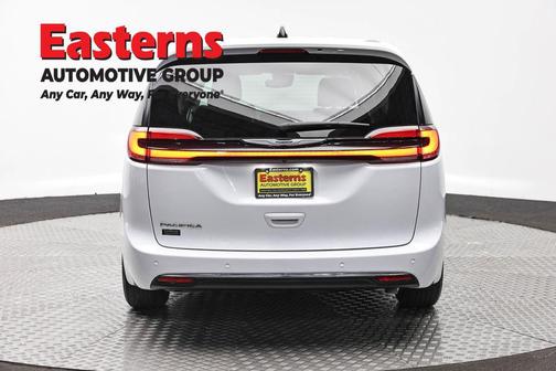 Bright White Clearcoat 2023 Chrysler Pacifica Touring L