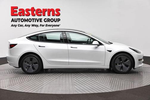 Pearl White Multi-Coat 2023 Tesla Model 3 Standard Range