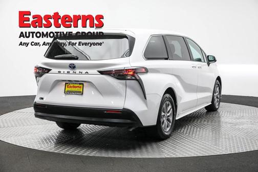 2024 Toyota Sienna LE
