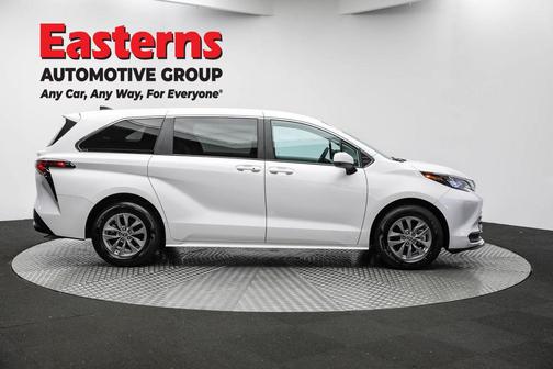2024 Toyota Sienna LE