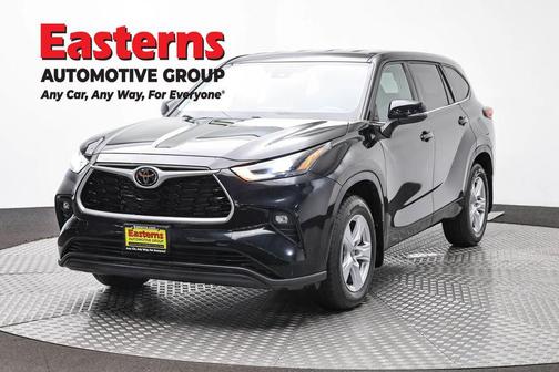 Midnight Black Metallic 2022 Toyota Highlander LE