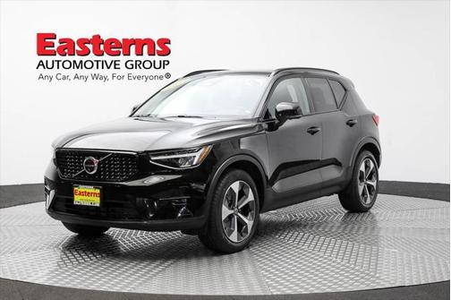 2023 Volvo XC40 B4 Ultimate Dark Theme